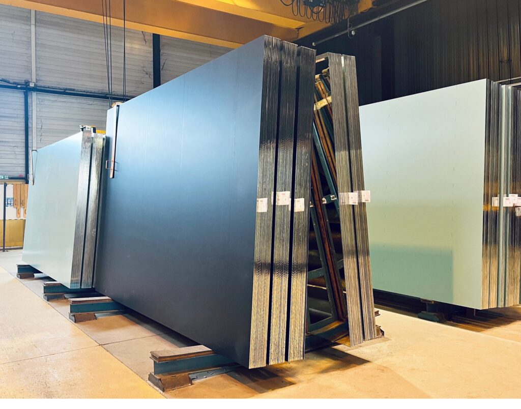 Plateaux de miroirs DLF dans l'usine AURYS