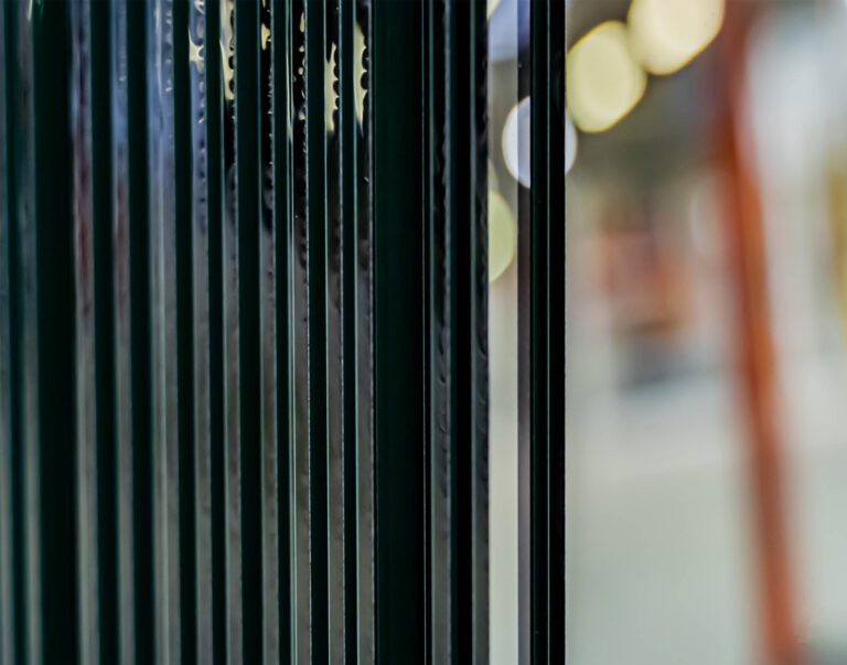 Verre plat transformation miroir sur chevalet dans usine AURYS